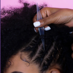 Legen Sie den Kamm ab und heben Sie den Zopflöser auf …